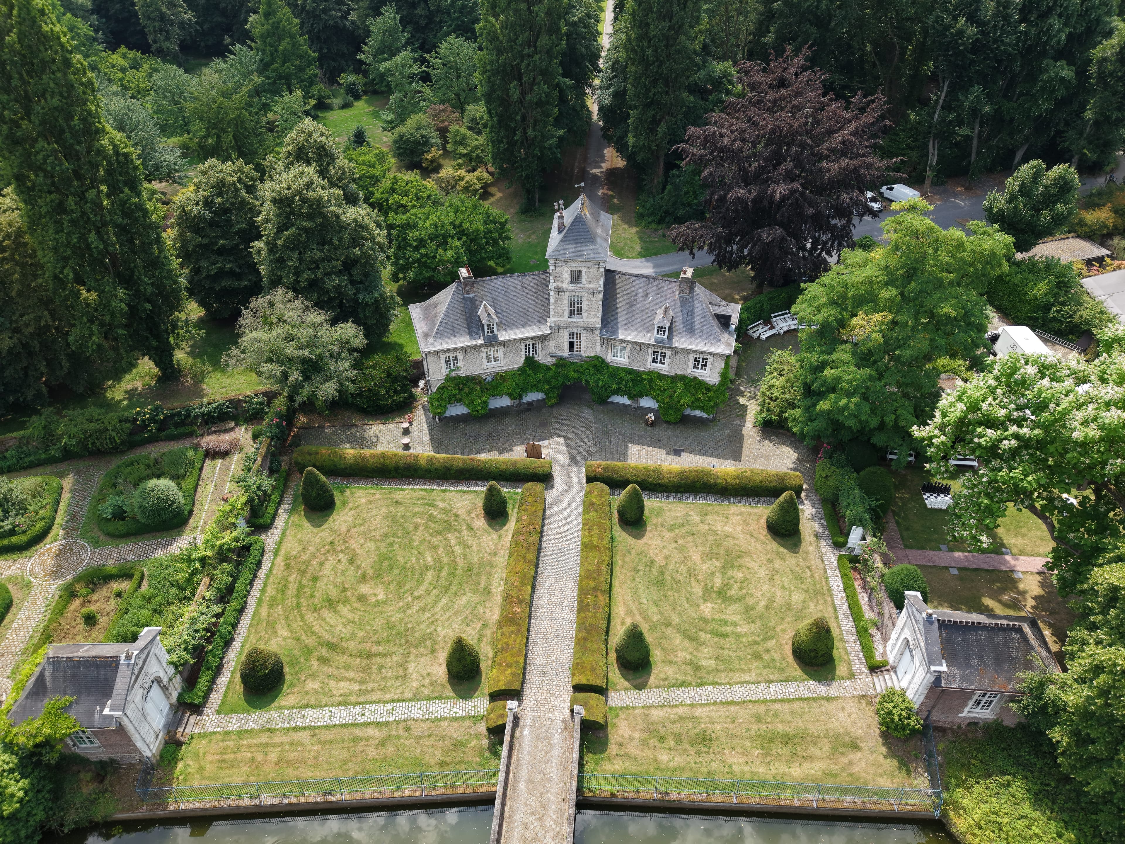 Vue aérienne d'un domaine et de ses jardins