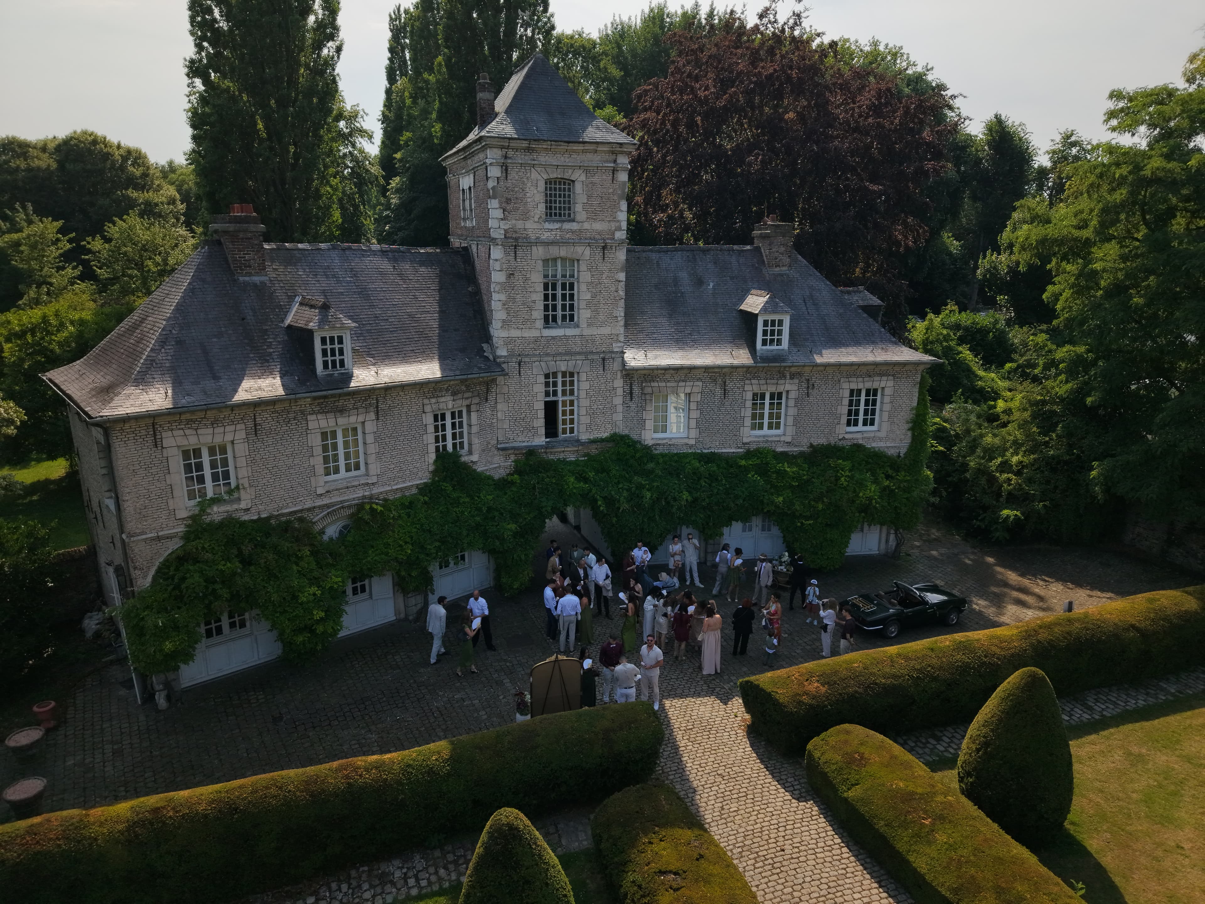 Vue aérienne d'un bien immobilier et de ses abords
